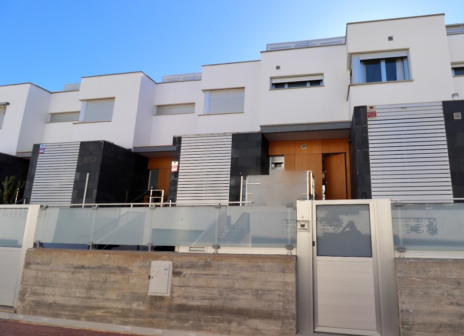 Sale - Town house -
Guardamar del Segura - Guardamar Playa