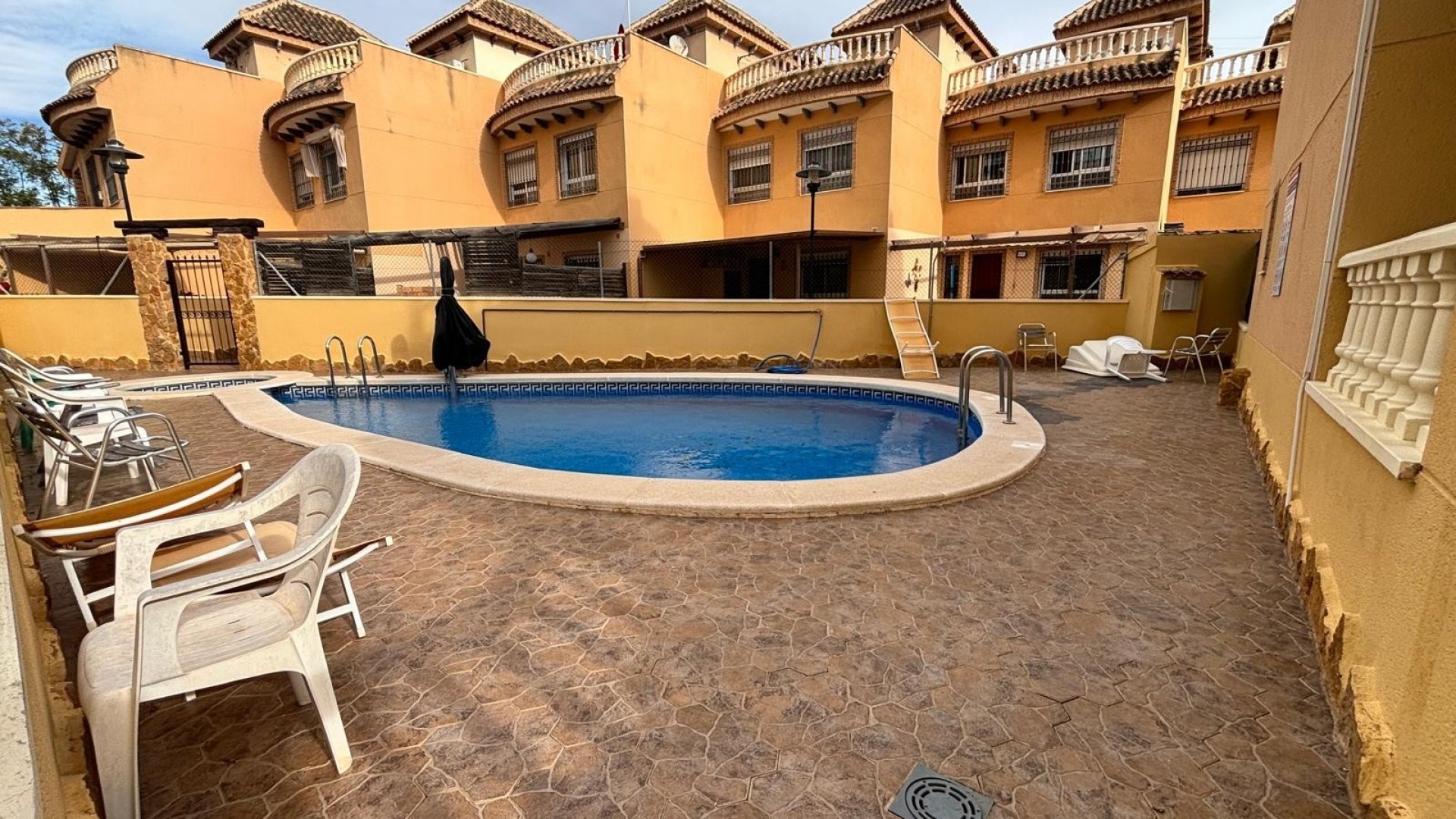 Sale - Town house -
Guardamar del Segura - Urbanizaciones