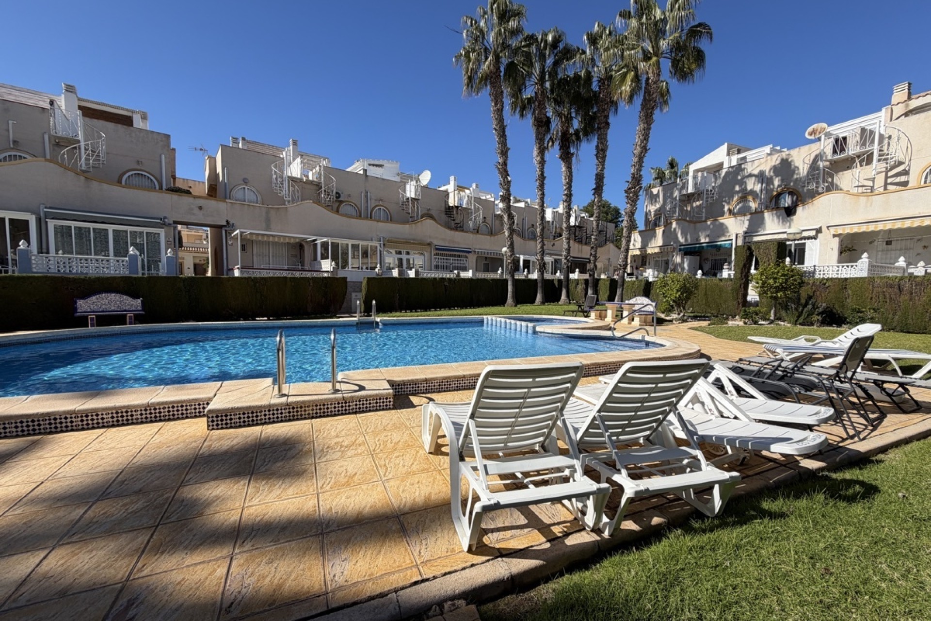 Sale - Town house -
La Florida