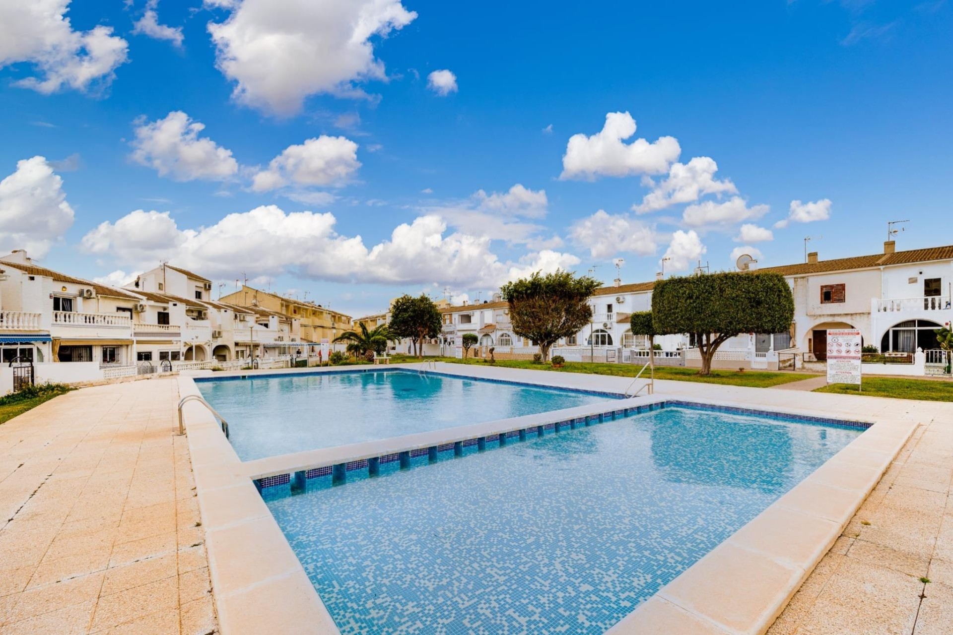 Sale - Town house -
Torrevieja - Calas blanca