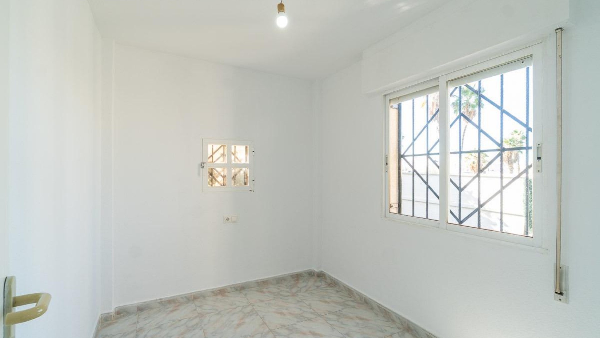 Sale - Town house -
Torrevieja - Carrefour