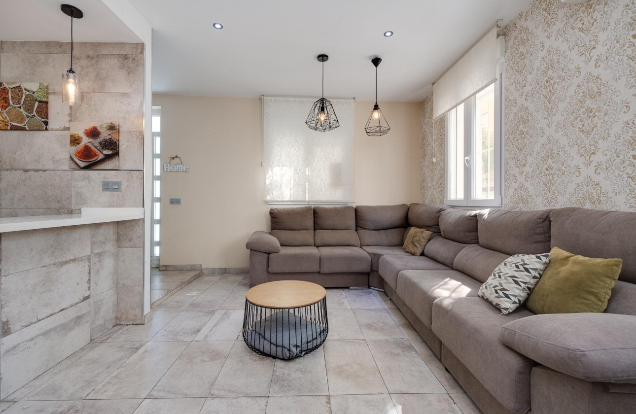 Sale - Town house -
Torrevieja - Center