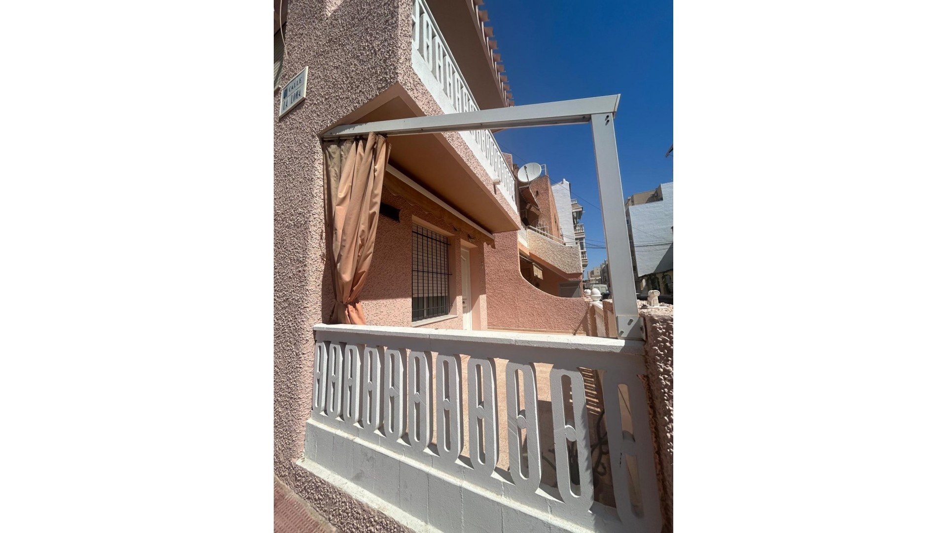 Sale - Town house -
Torrevieja - Centro