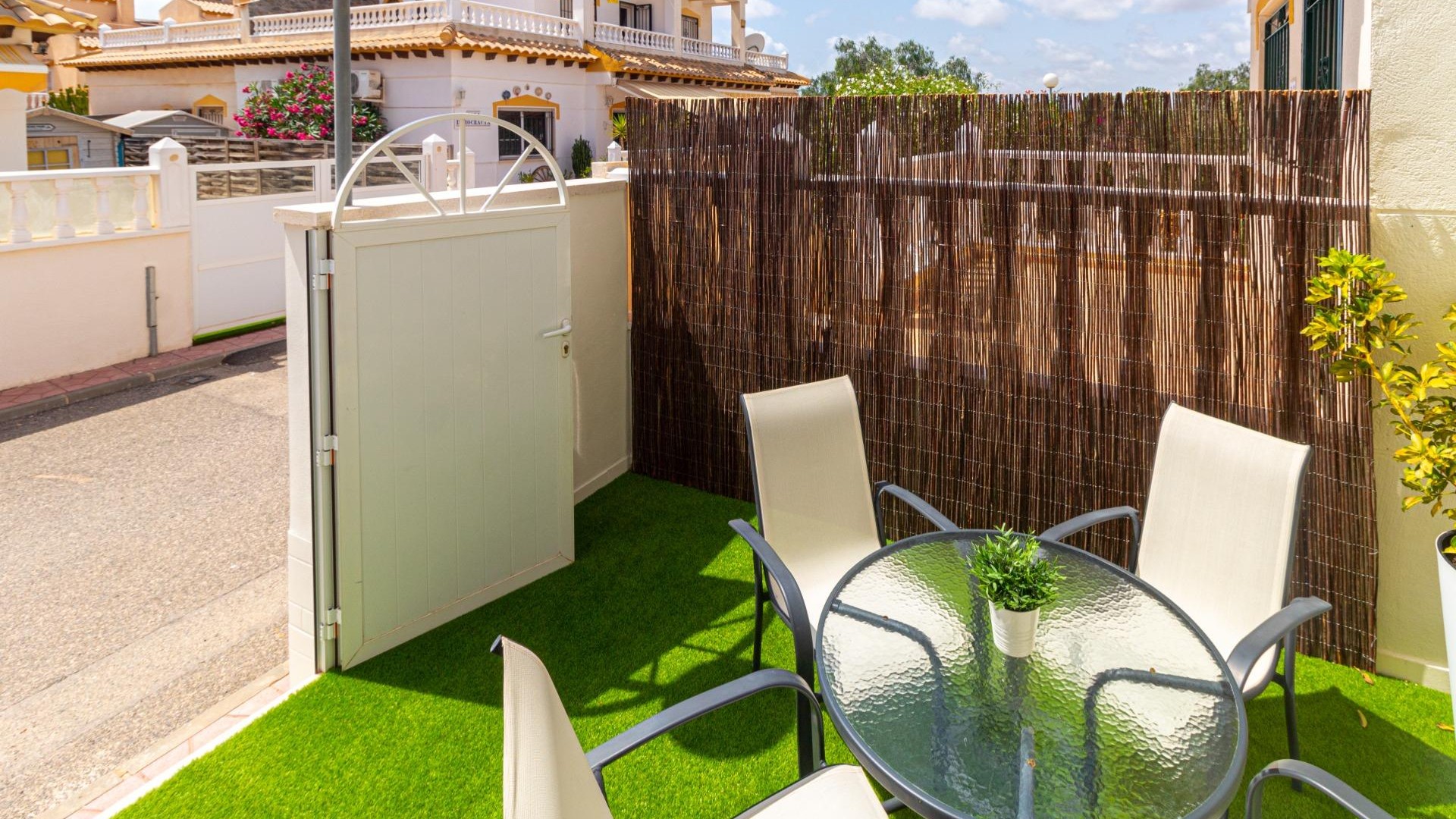 Sale - Town house -
Torrevieja - Los altos