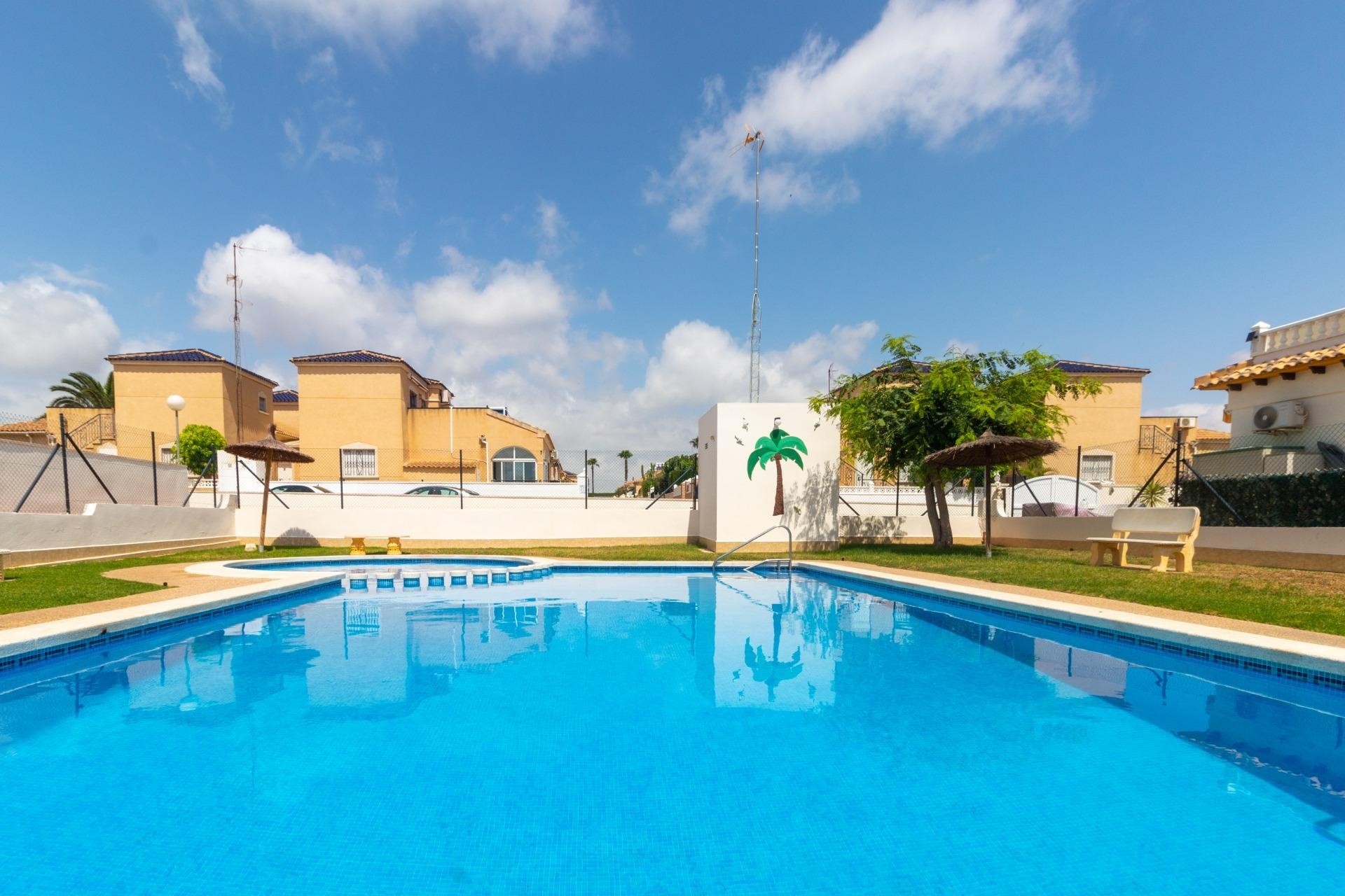 Sale - Town house -
Torrevieja - Los altos