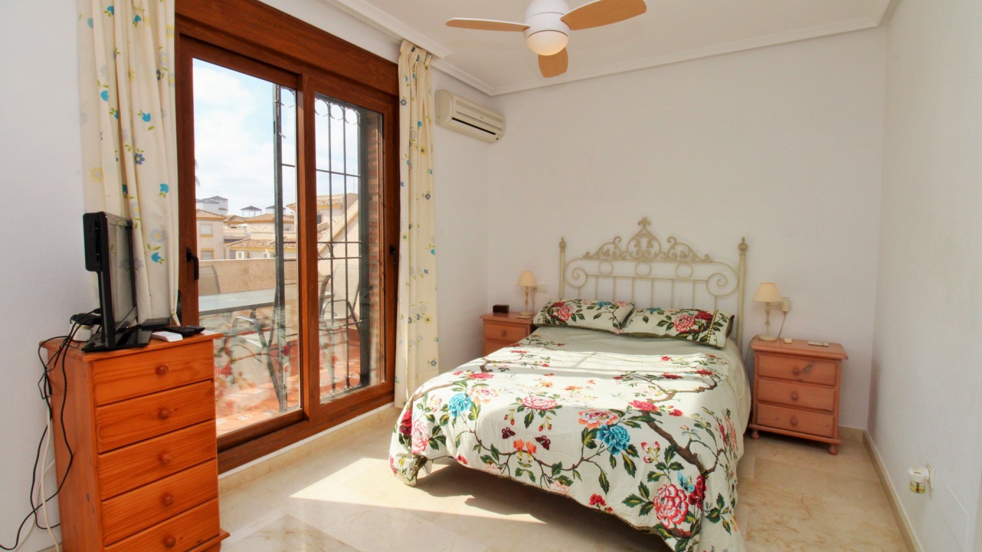 Sale - Town house -
Villamartín - PAU 8