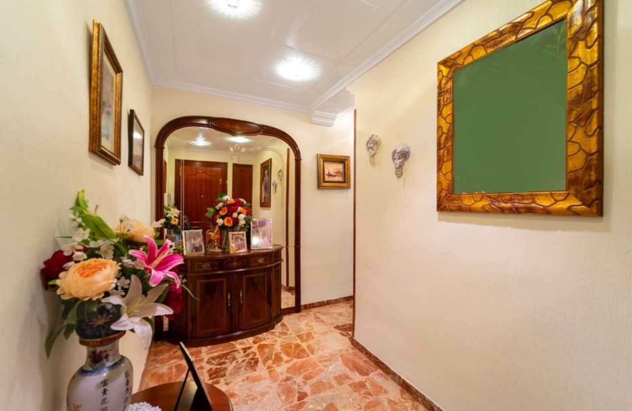 Sprzedaż - Apartament / Mieszkanie -
Alicante