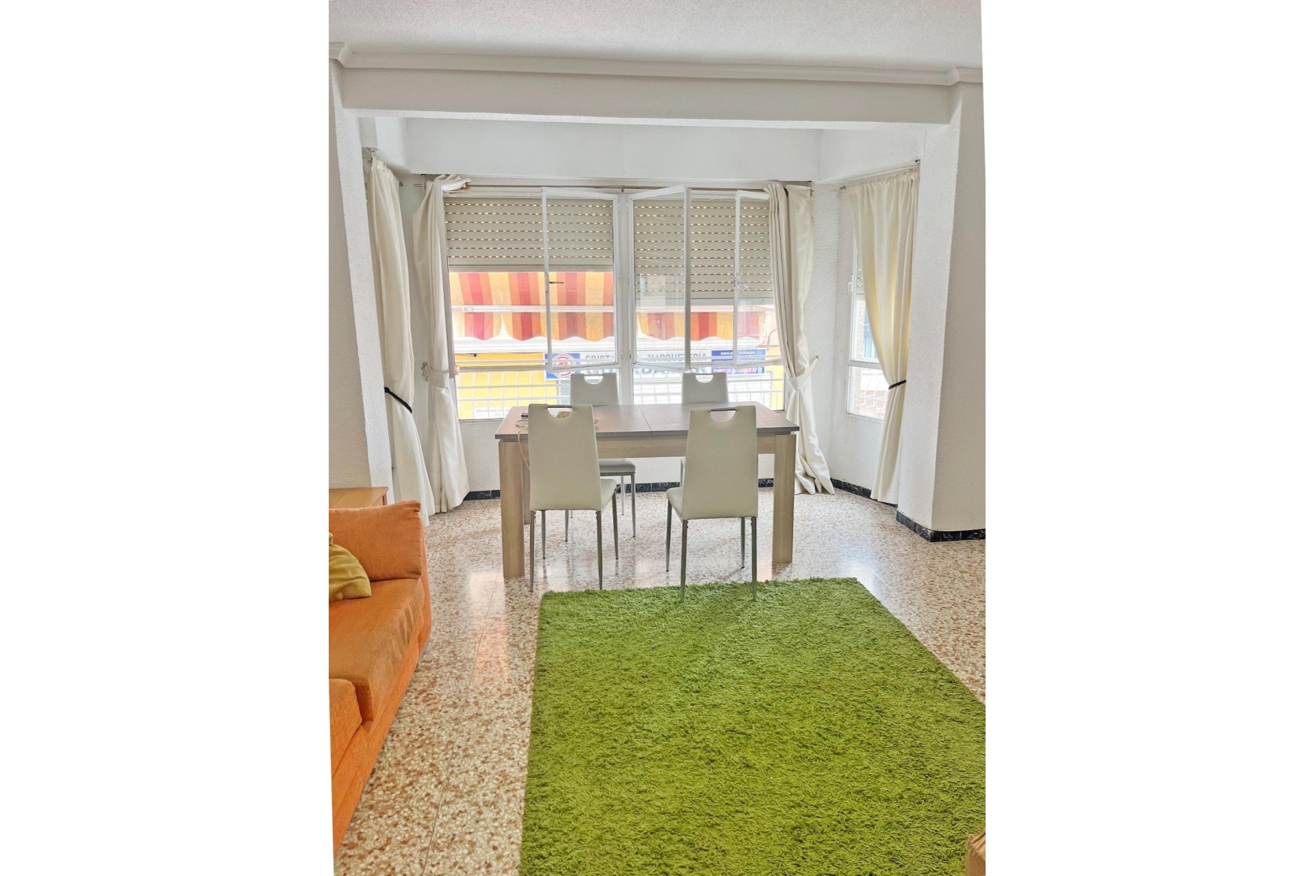 Sprzedaż - Apartament / Mieszkanie -
Guardamar del Segura