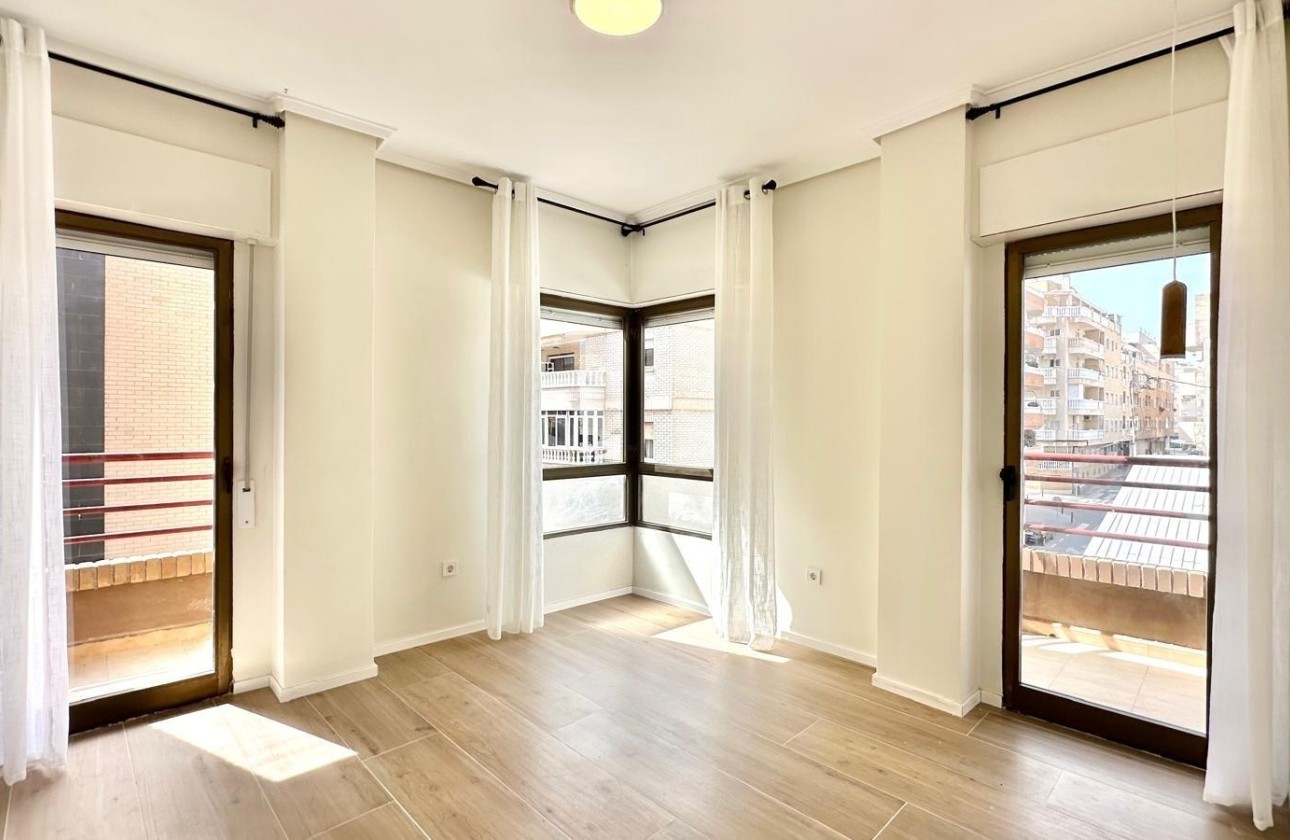 Sprzedaż - Apartament / Mieszkanie -
Torrevieja - Center