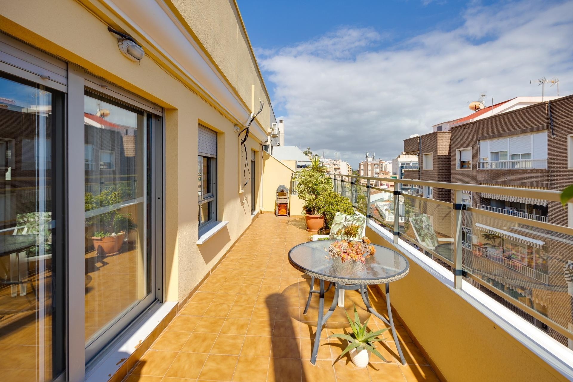 Sprzedaż - Apartament / Mieszkanie -
Torrevieja - Center