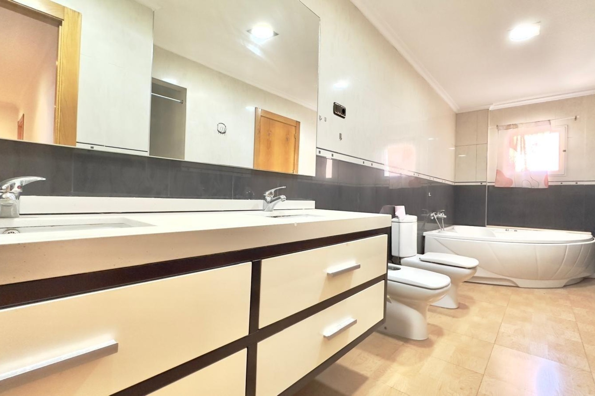 Sprzedaż - Apartament / Mieszkanie -
Torrevieja - Center