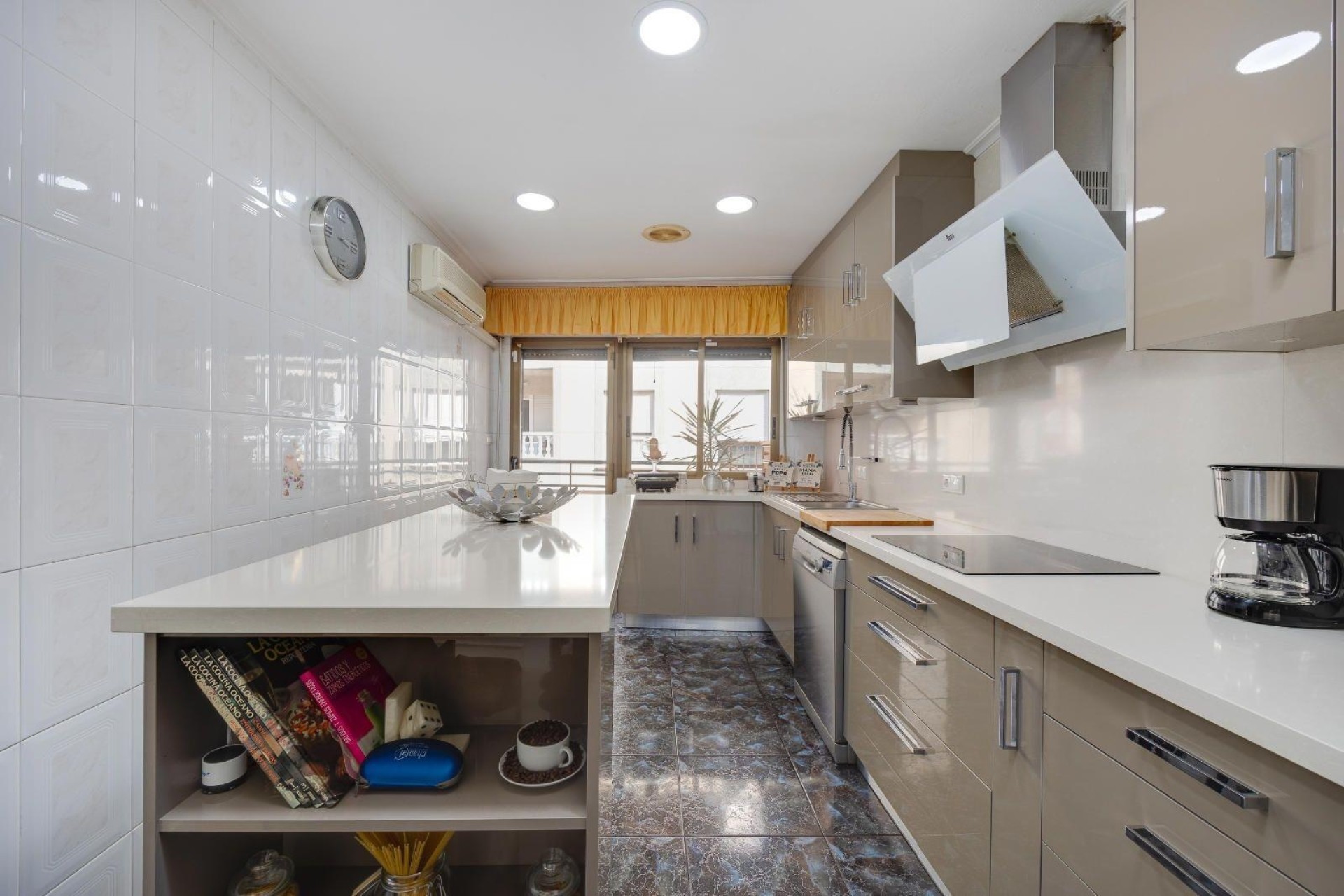 Sprzedaż - Apartament / Mieszkanie -
Torrevieja - Center