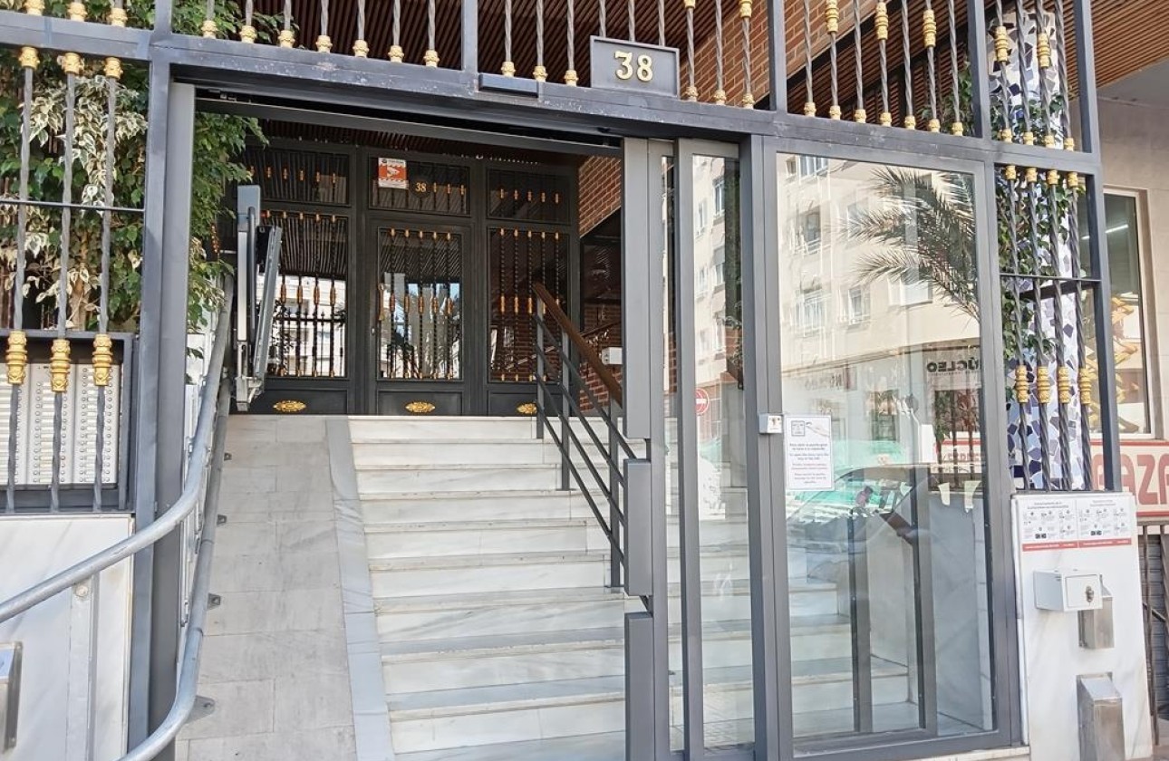 Sprzedaż - Apartament / Mieszkanie -
Torrevieja - Habaneras
