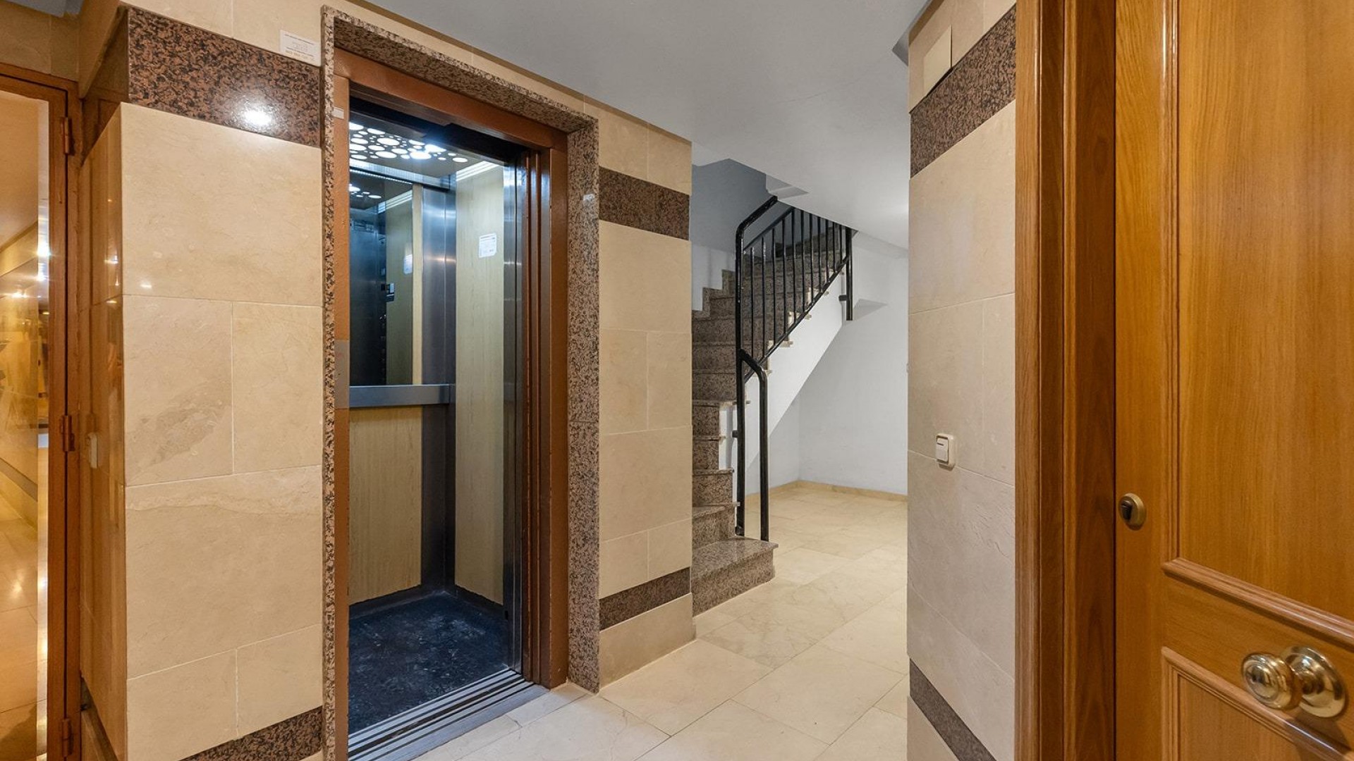 Sprzedaż - Apartament mieszkanie -
Torrevieja - Paseo maritimo