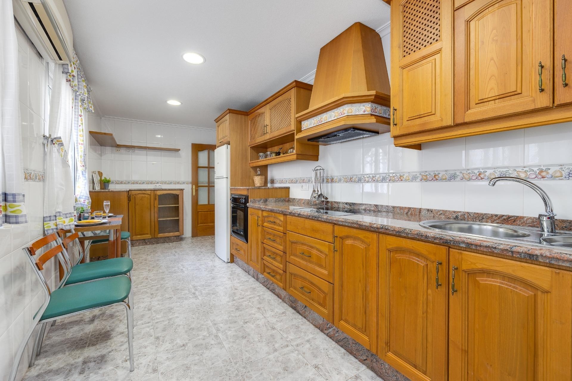 Sprzedaż - Apartament / Mieszkanie -
Torrevieja - Paseo maritimo