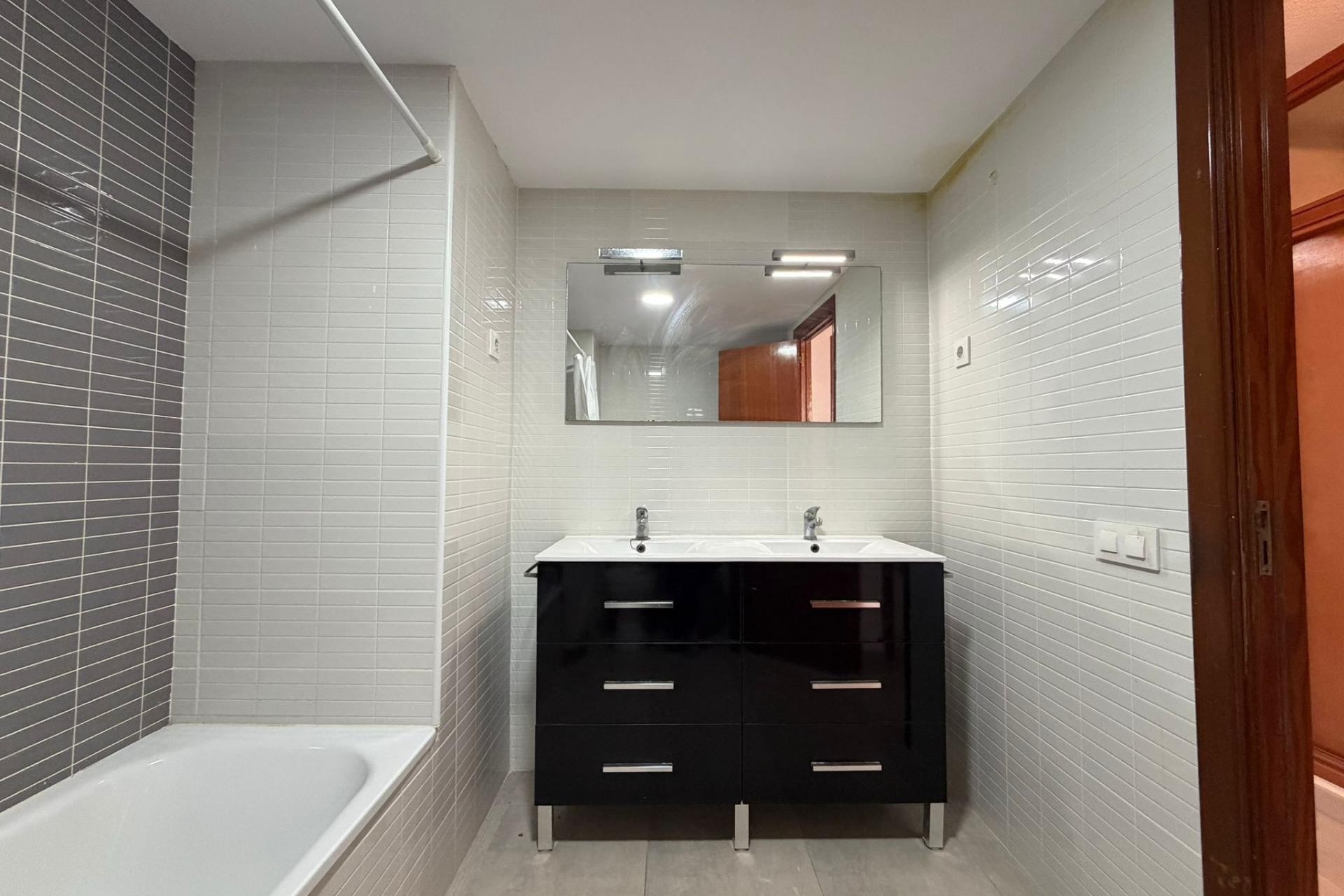 Sprzedaż - Apartament / Mieszkanie -
Torrevieja - Playa de los Locos
