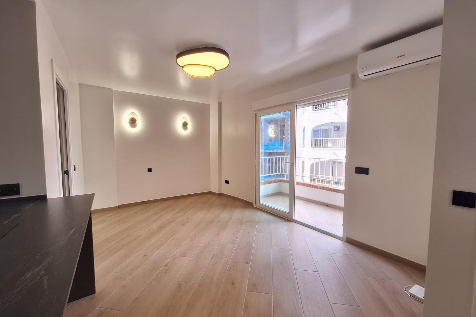 Sprzedaż - Apartament / Mieszkanie -
Torrevieja - Playa de los Locos
