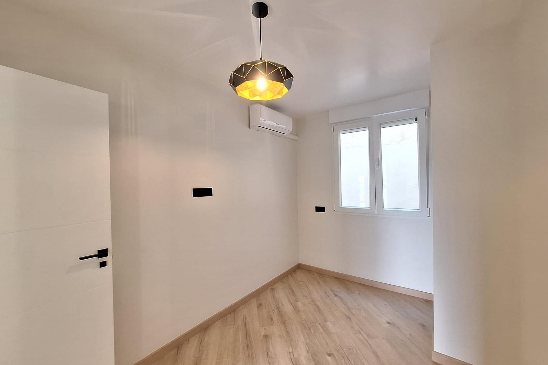 Sprzedaż - Apartament / Mieszkanie -
Torrevieja - Playa de los Locos
