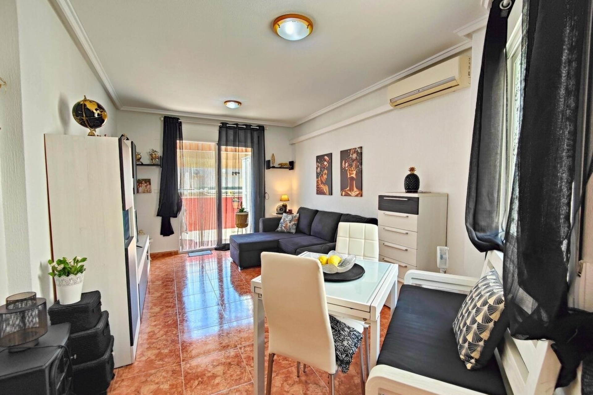 Sprzedaż - Apartament / Mieszkanie -
Torrevieja - Playa del Cura