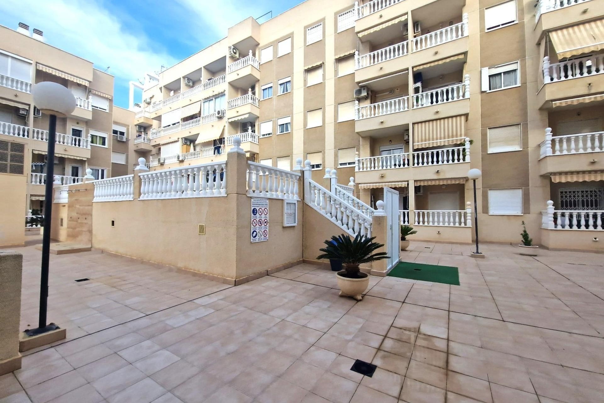 Sprzedaż - Apartament / Mieszkanie -
Torrevieja - Playa del Cura