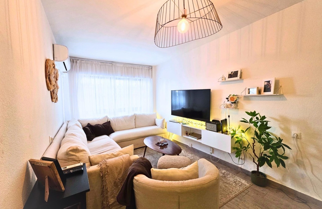 Sprzedaż - Apartament / Mieszkanie -
Torrevieja - Playa del Cura