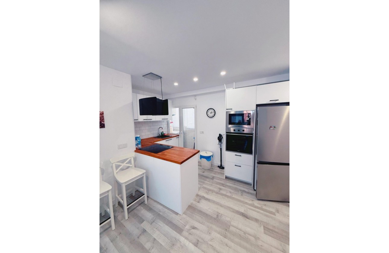 Sprzedaż - Apartament / Mieszkanie -
Torrevieja - Playa del Cura