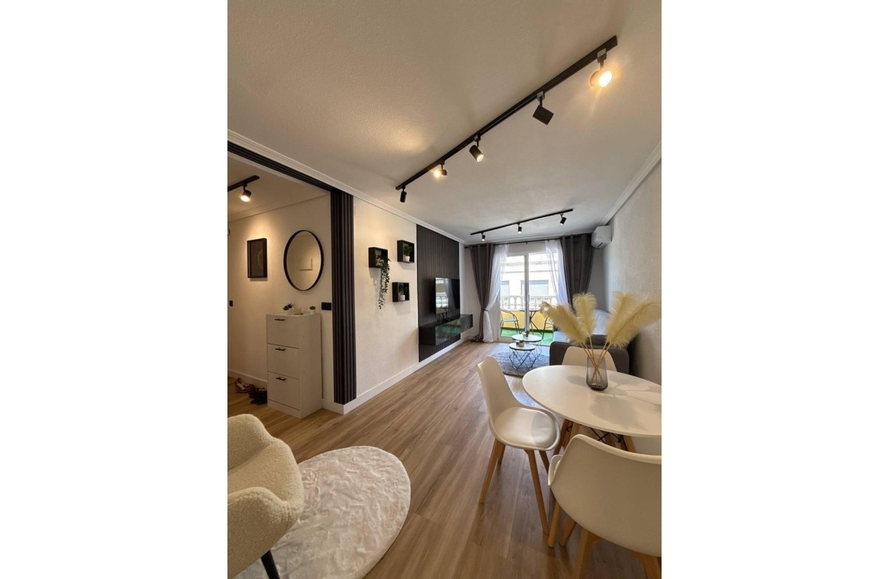 Sprzedaż - Apartament / Mieszkanie -
Torrevieja - Playa del Cura