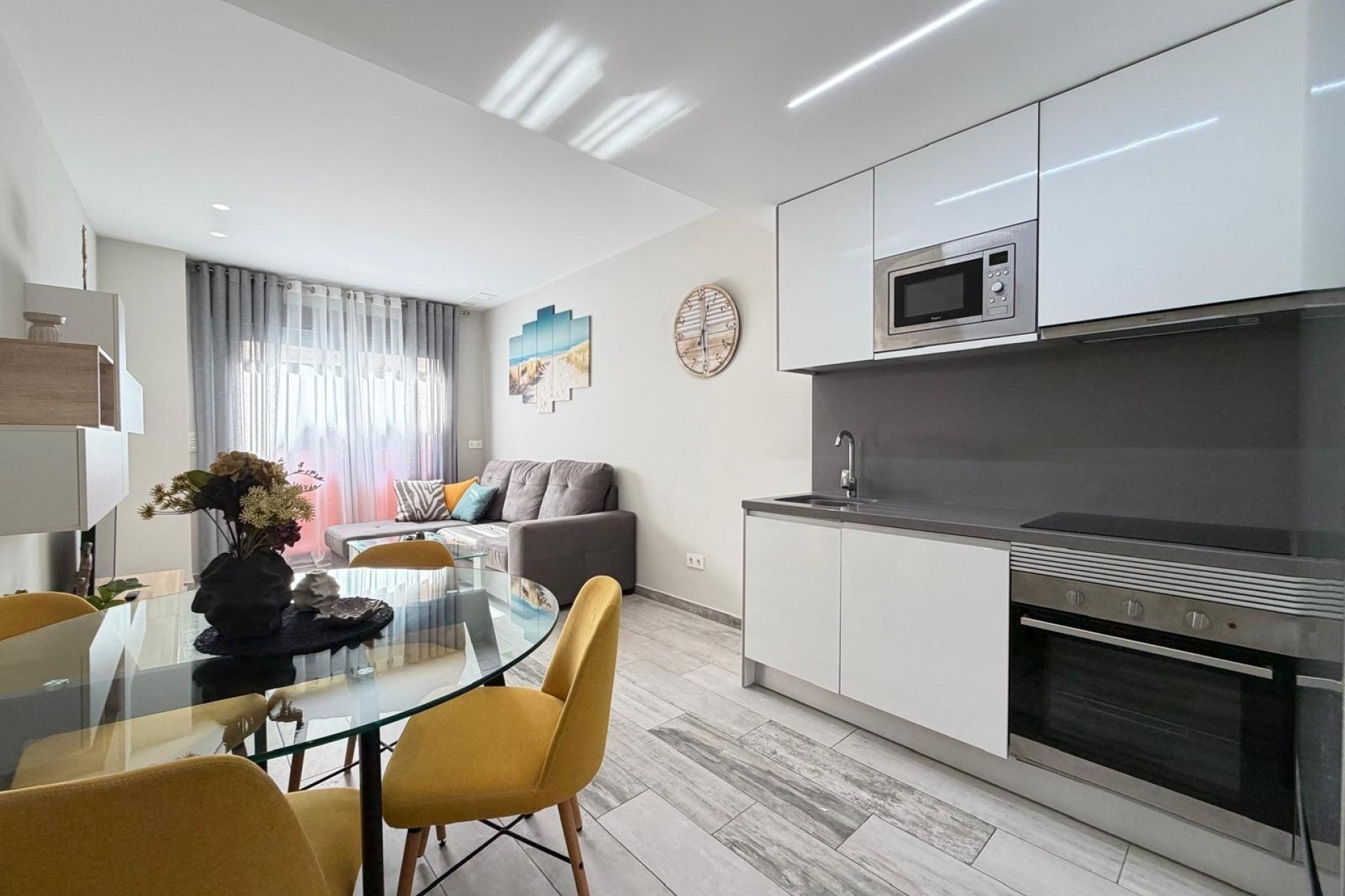 Sprzedaż - Apartament / Mieszkanie -
Torrevieja - Playa del Cura