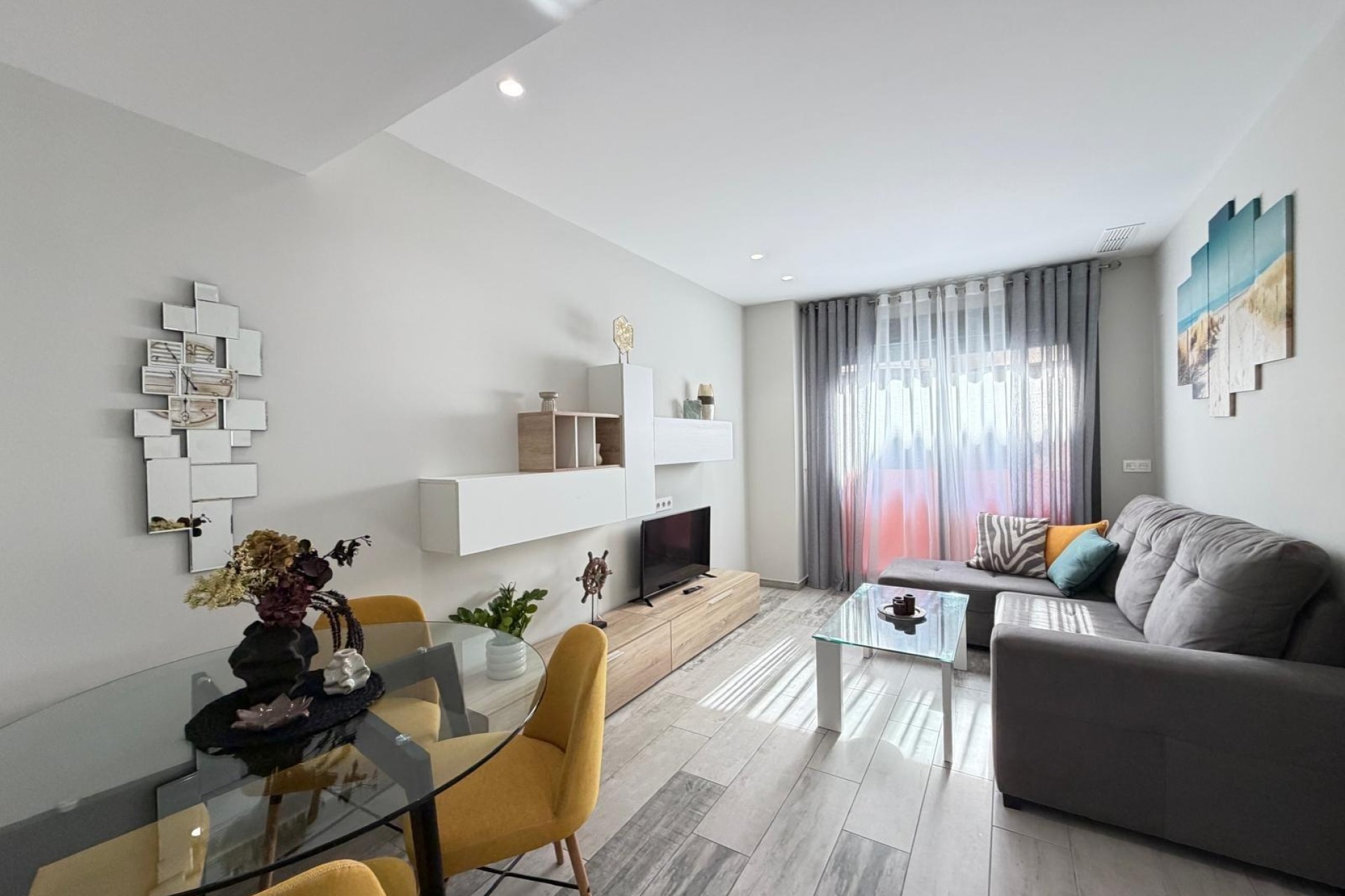 Sprzedaż - Apartament / Mieszkanie -
Torrevieja - Playa del Cura