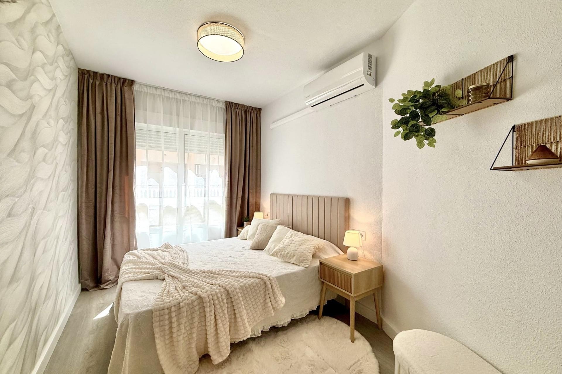 Sprzedaż - Apartament / Mieszkanie -
Torrevieja - Playa del Cura