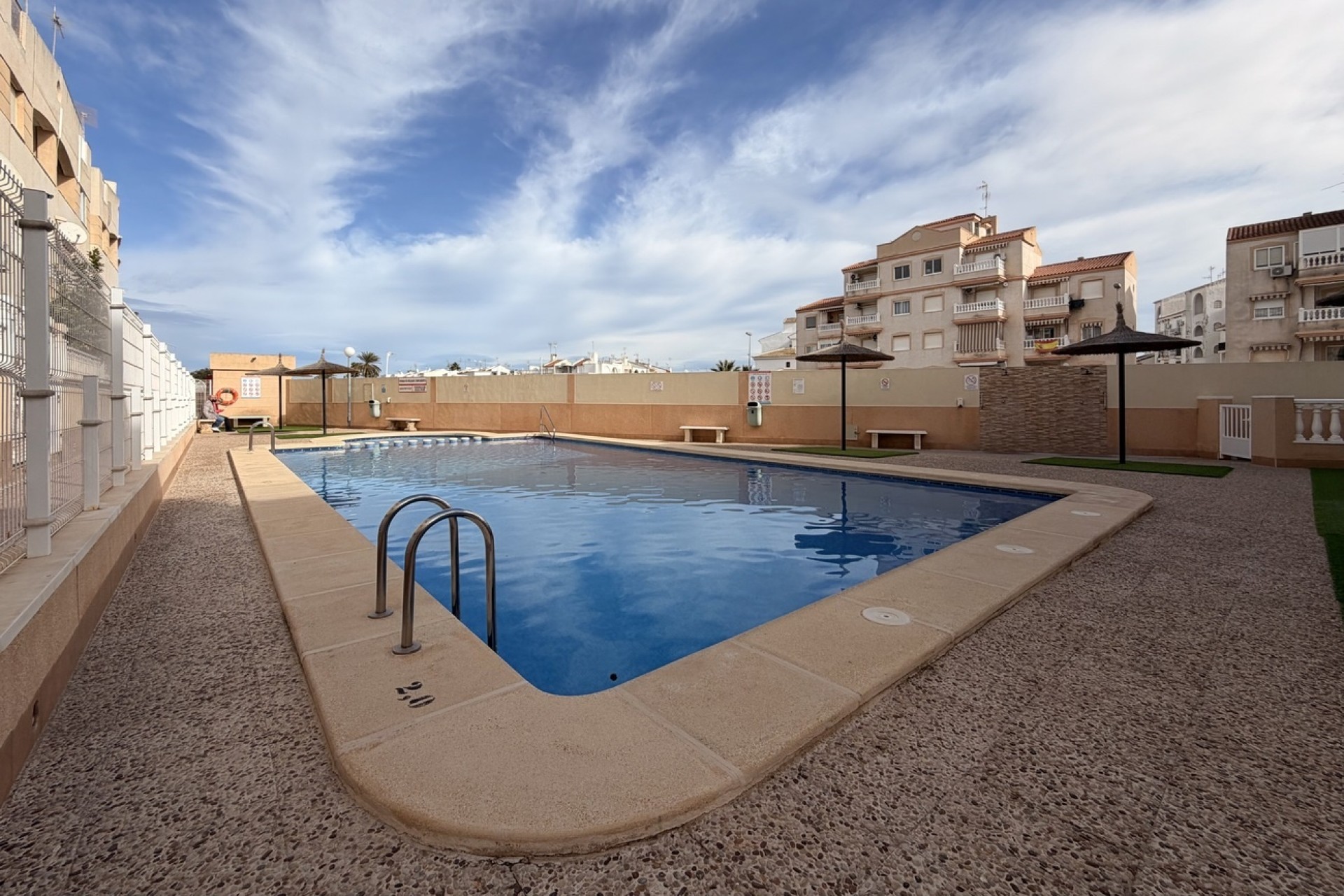 Sprzedaż - Apartament / Mieszkanie -
Torrevieja - Urb. Calas Blancas III