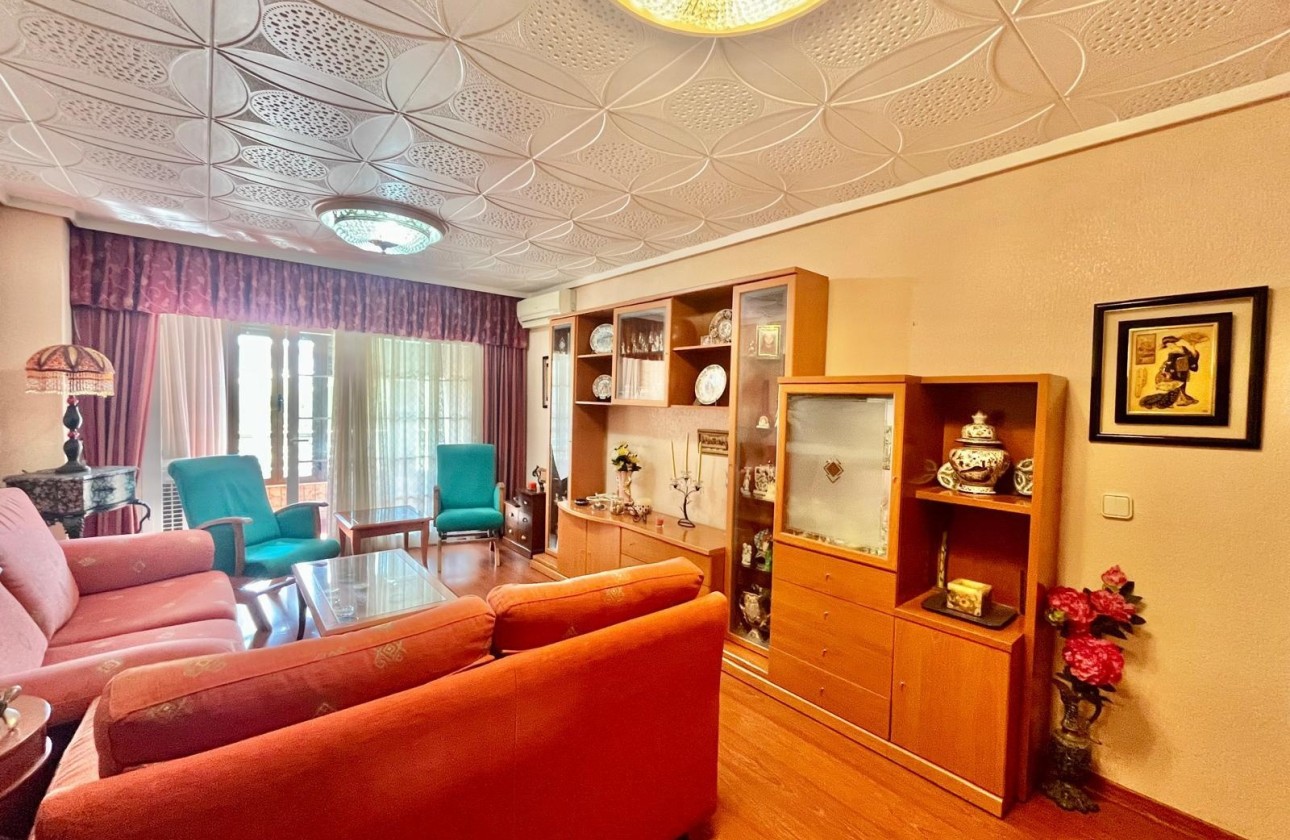 Sprzedaż - Apartament / Mieszkanie -
Torrevieja