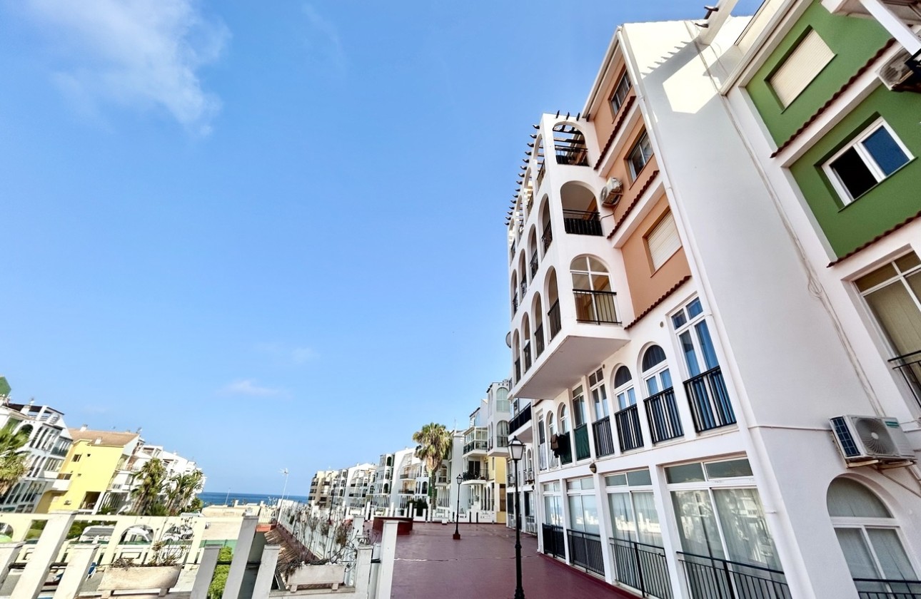 Sprzedaż - Apartament / Mieszkanie -
Torrevieja