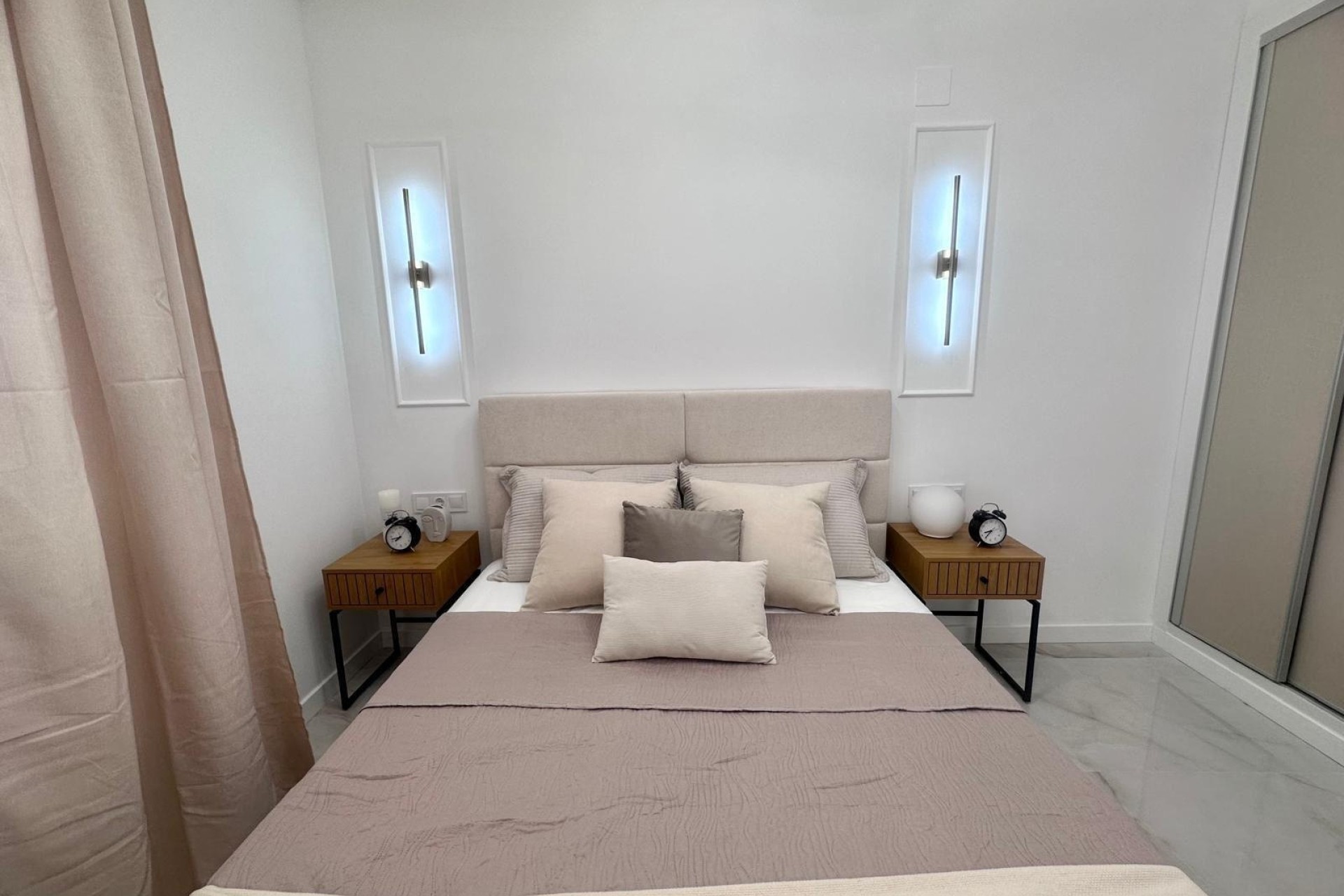 Sprzedaż - Apartament / Mieszkanie -
Torrevieja