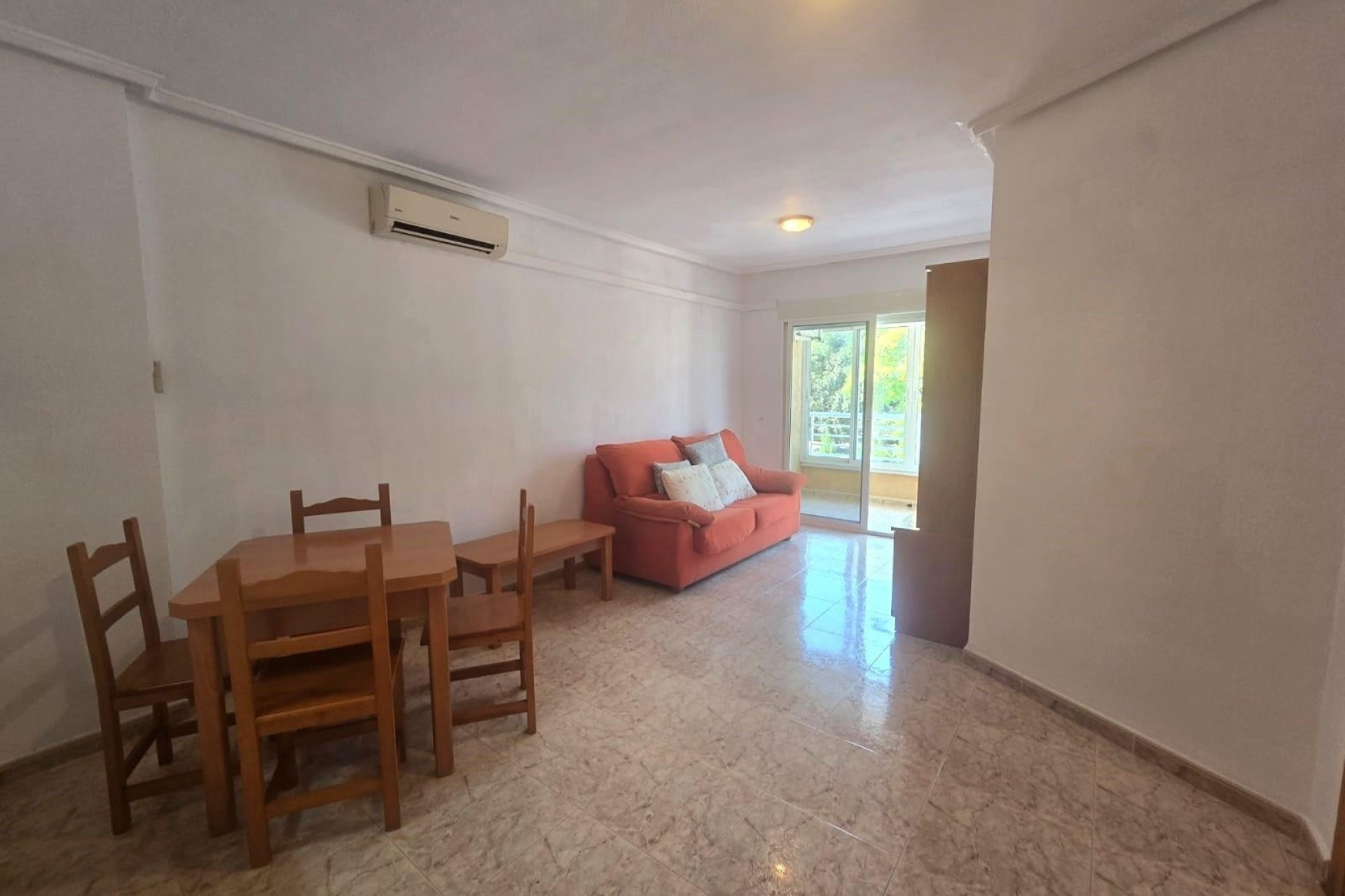 Sprzedaż - Apartament / Mieszkanie -
Torrevieja