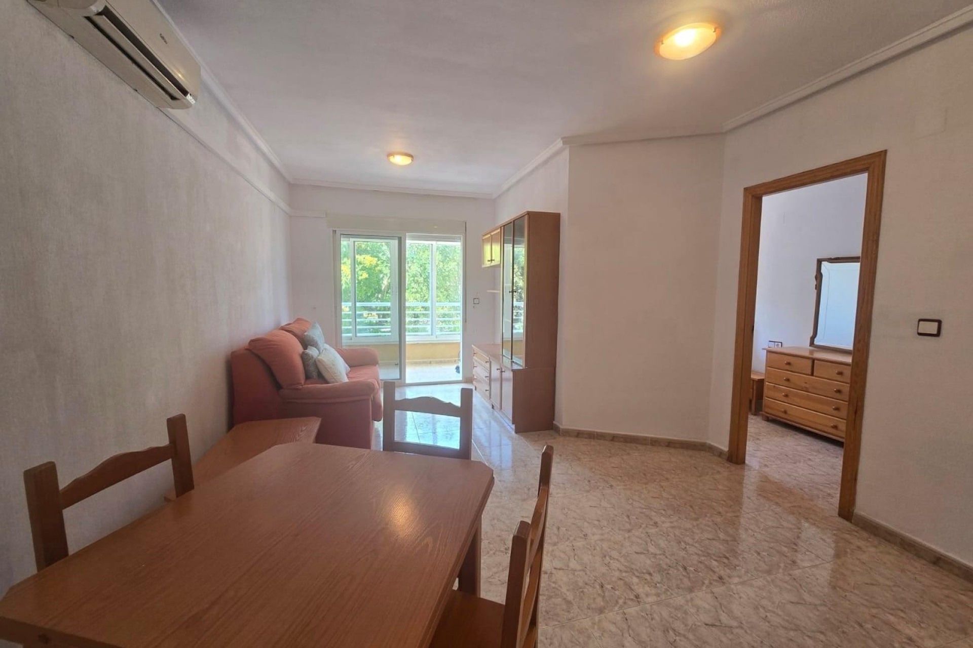 Sprzedaż - Apartament / Mieszkanie -
Torrevieja