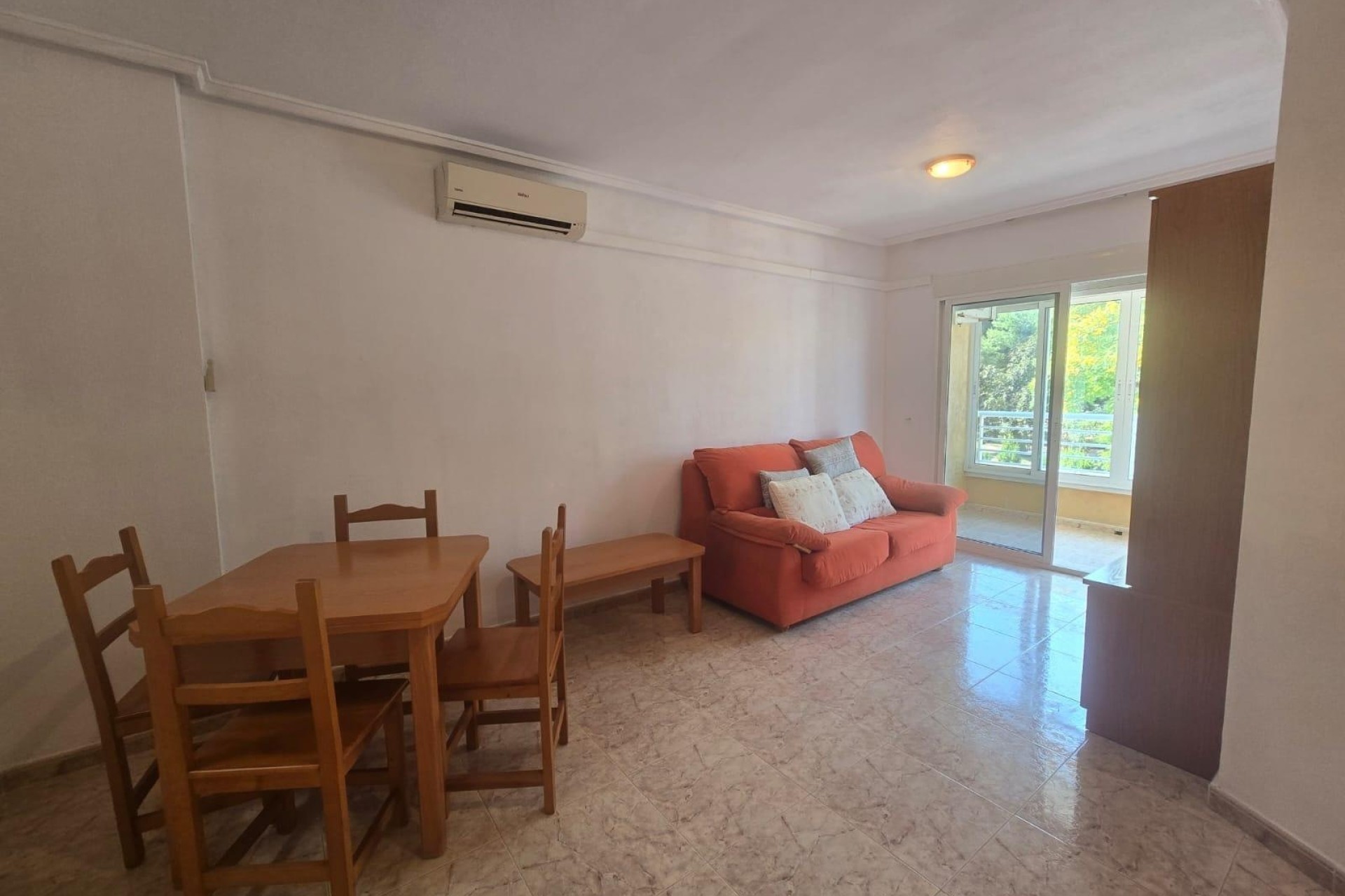 Sprzedaż - Apartament / Mieszkanie -
Torrevieja