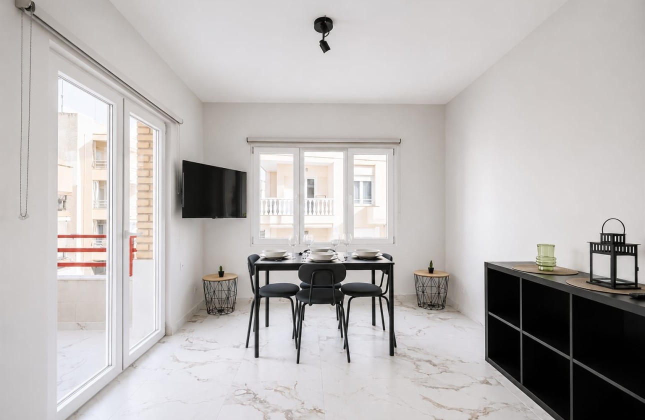 Sprzedaż - Apartament / Mieszkanie -
Torrevieja