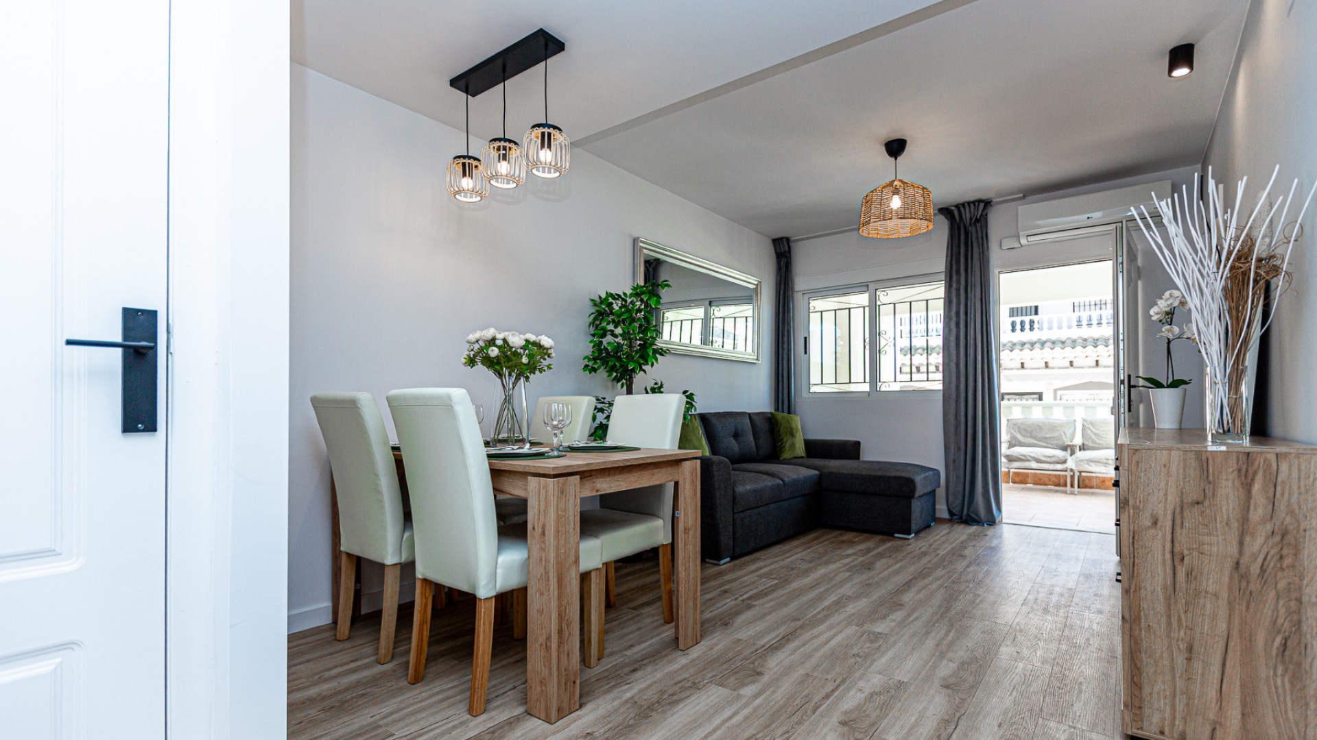 Sprzedaż - Dom miejski -
Los Altos