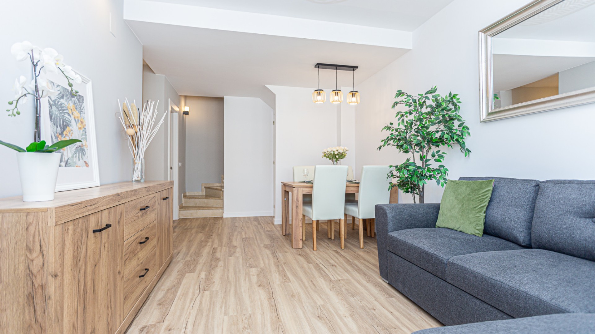 Sprzedaż - Dom miejski -
Los Altos