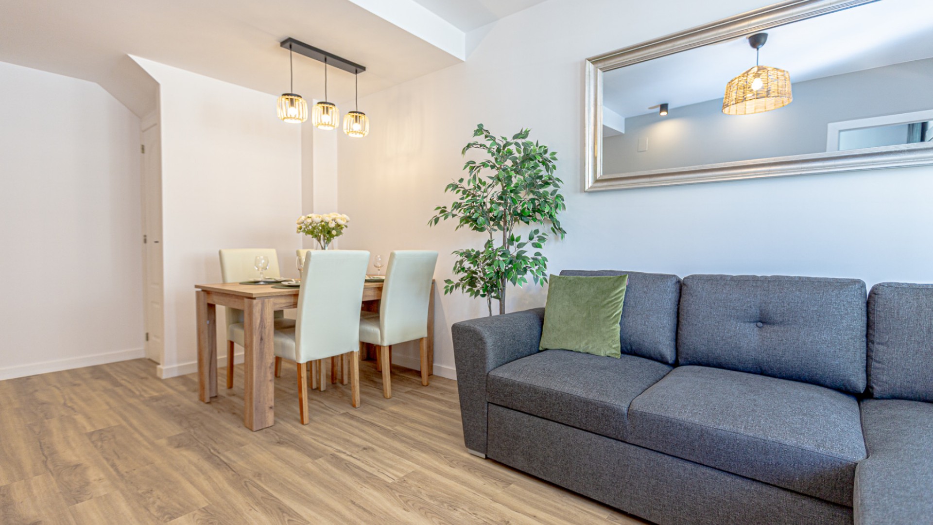 Sprzedaż - Dom miejski -
Los Altos