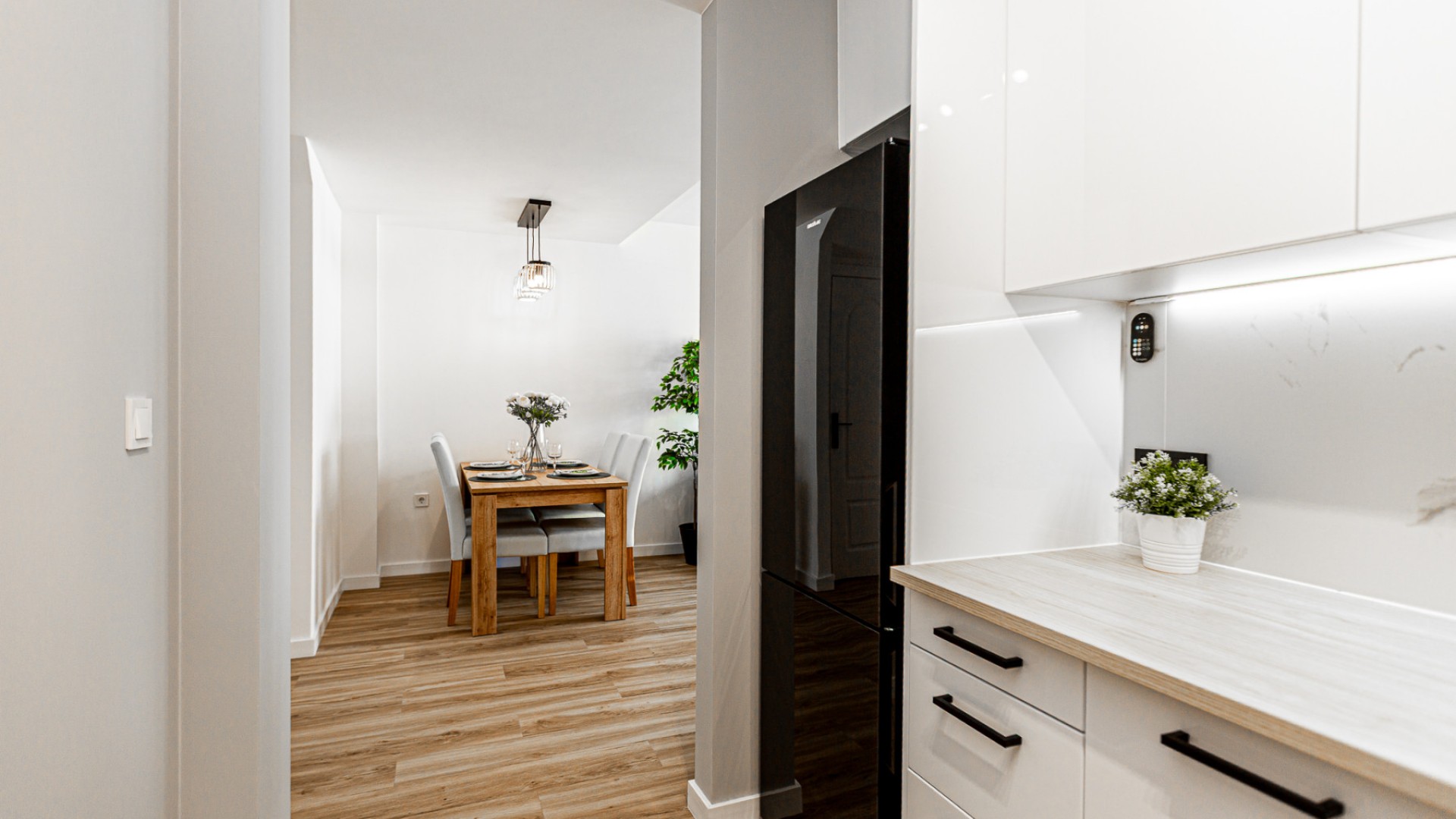 Sprzedaż - Dom miejski -
Los Altos