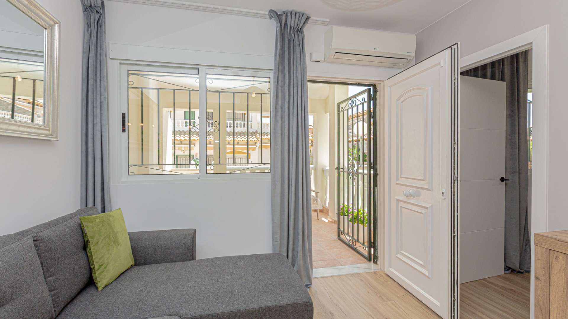 Sprzedaż - Dom miejski -
Los Altos