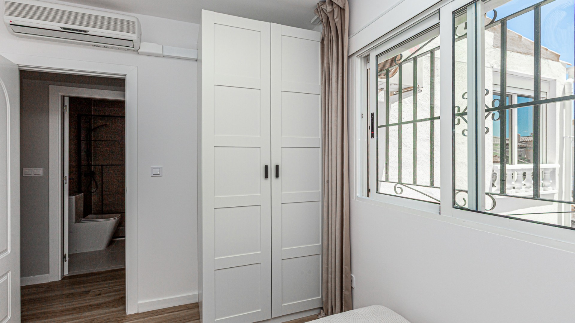 Sprzedaż - Dom miejski -
Los Altos