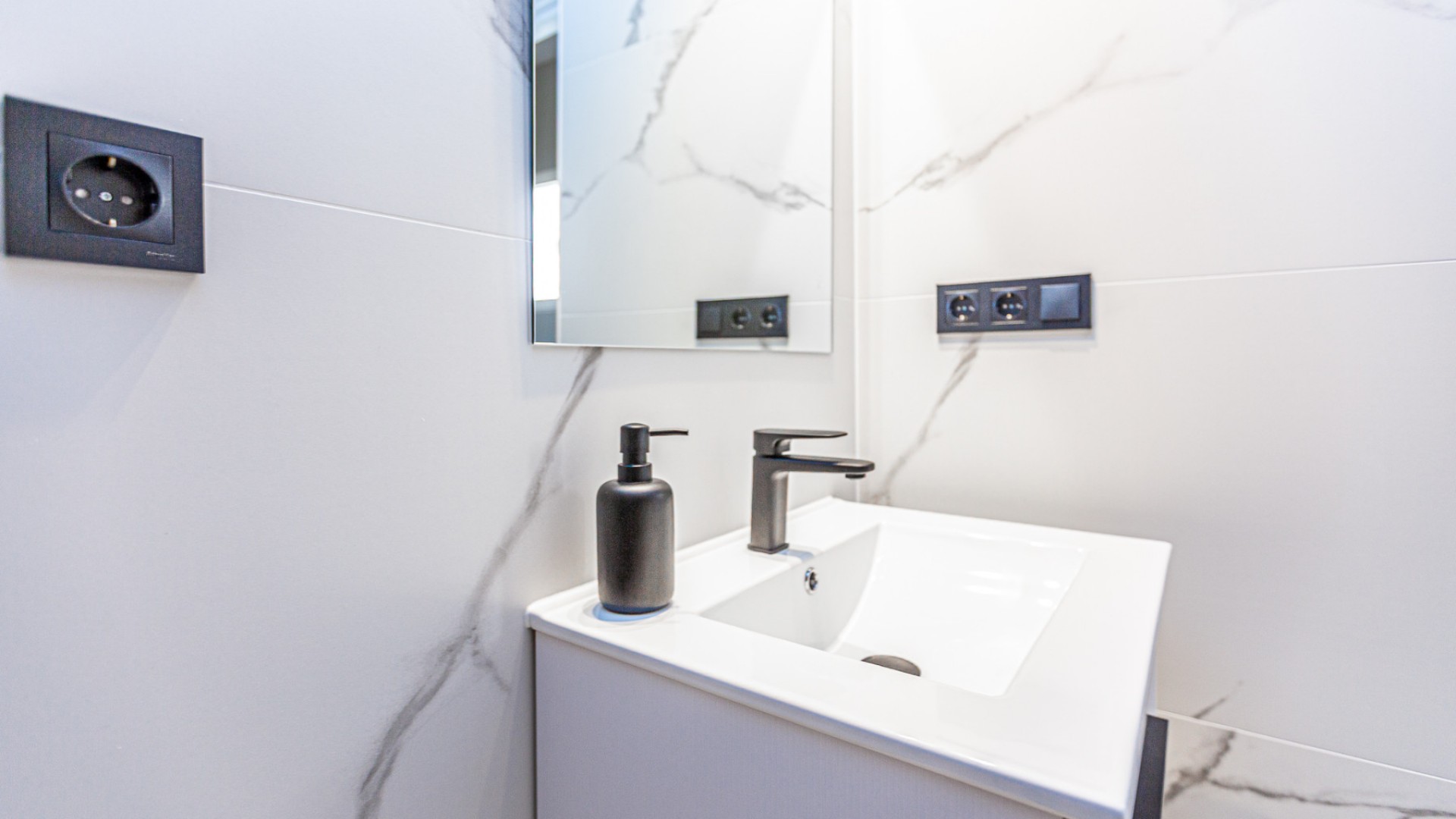 Sprzedaż - Dom miejski -
Los Altos