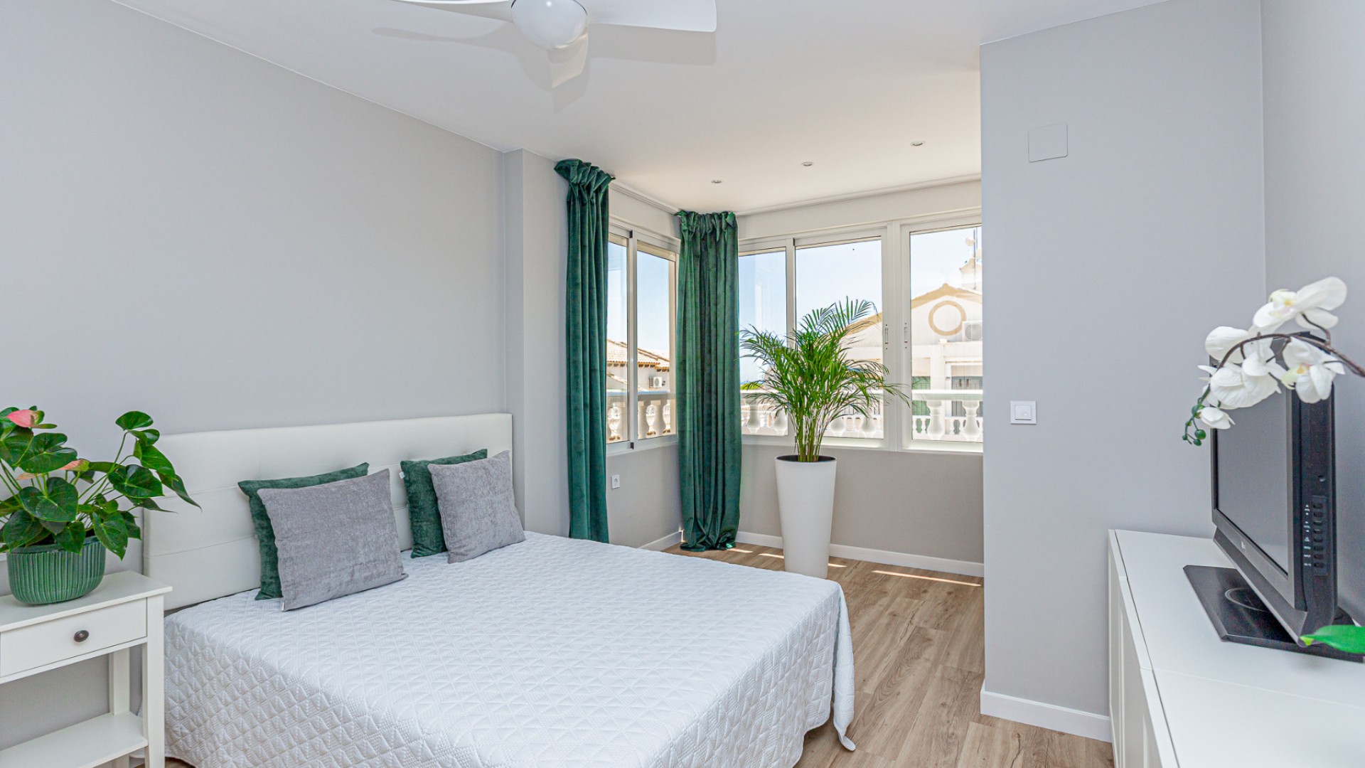 Sprzedaż - Dom miejski -
Los Altos