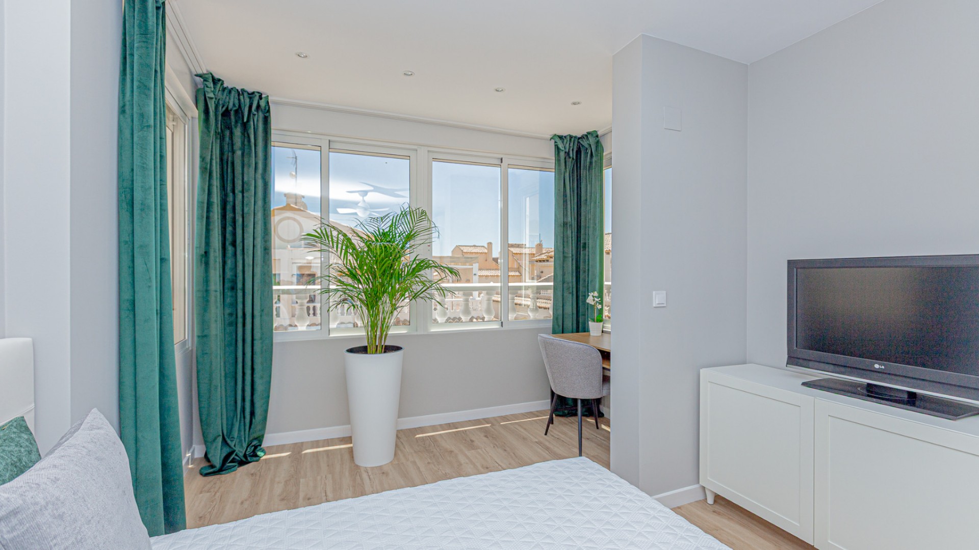 Sprzedaż - Dom miejski -
Los Altos