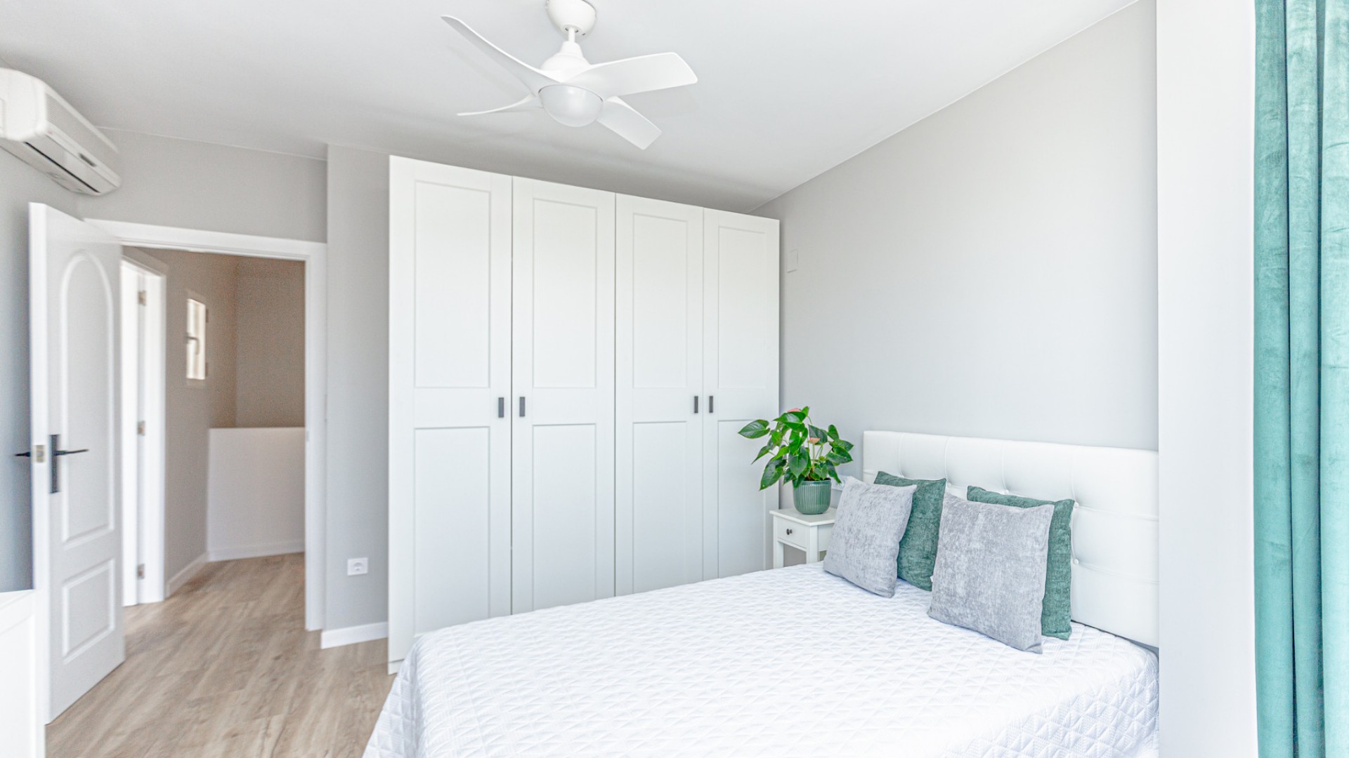 Sprzedaż - Dom miejski -
Los Altos