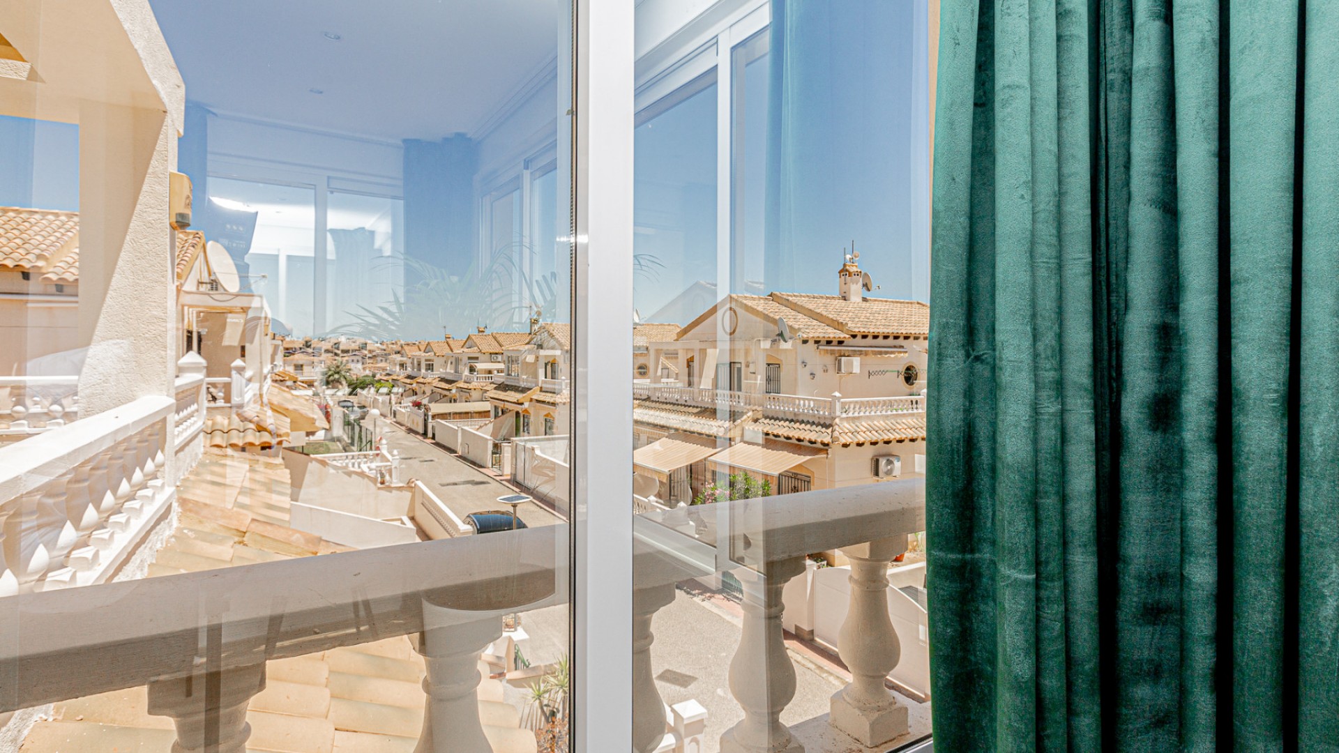 Sprzedaż - Dom miejski -
Los Altos