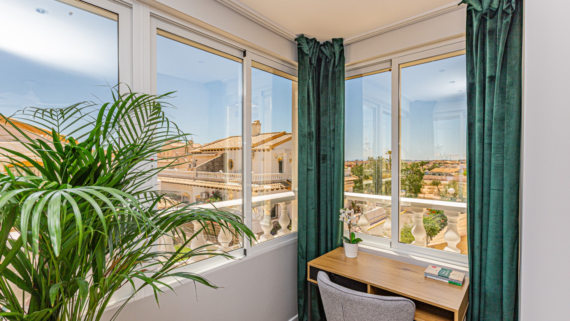 Sprzedaż - Dom miejski -
Los Altos